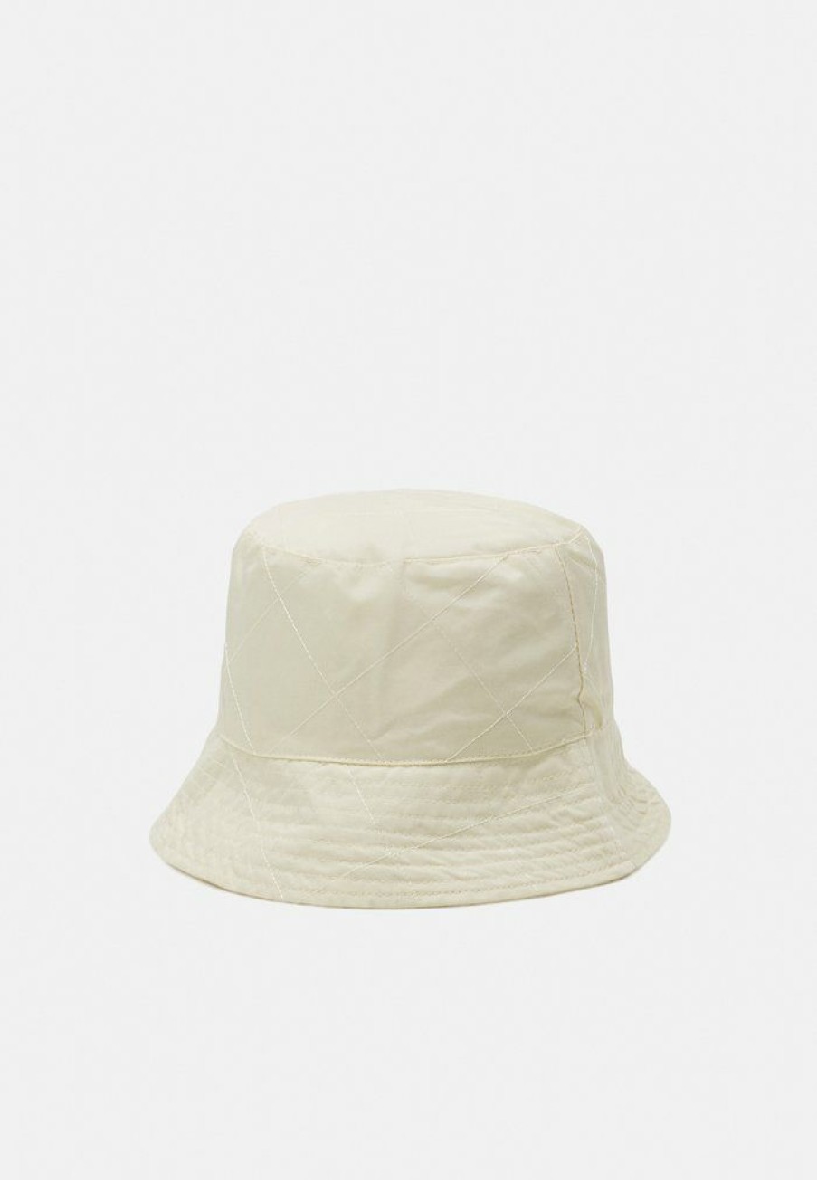 Accessoires * | Mennace Quilted Bucket Hat Off White